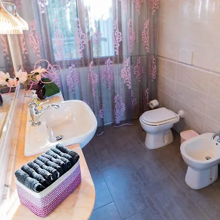 Sunny Courtyard بيومبينوا