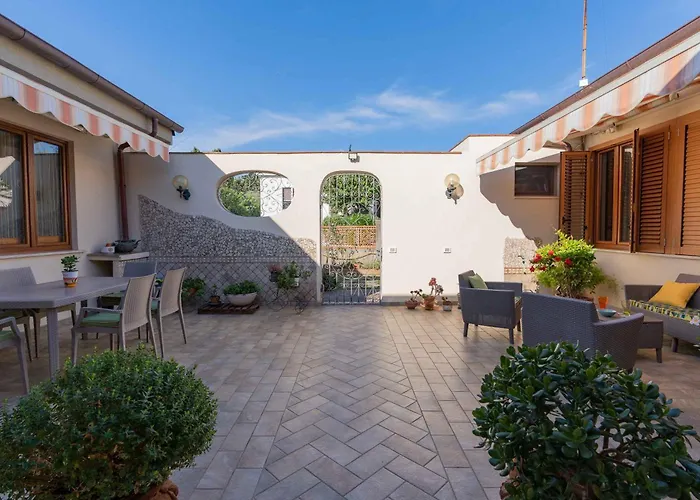 Sunny Courtyard Apartament