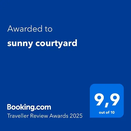 Sunny Courtyard アパート ピオンビーノ