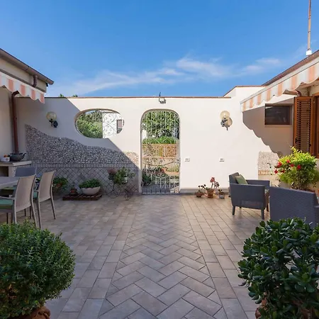 Sunny Courtyard Apartment